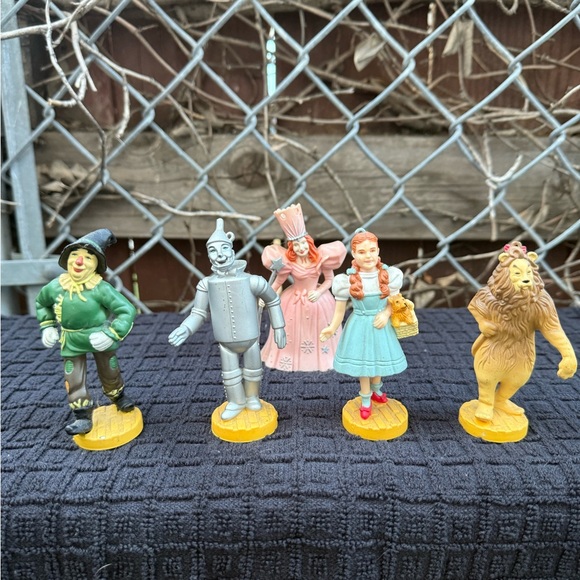 Green and Silver Action Figures Playset - Picture 4 of 12